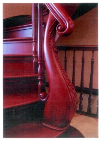 Лестница с элементами художественной резьбы