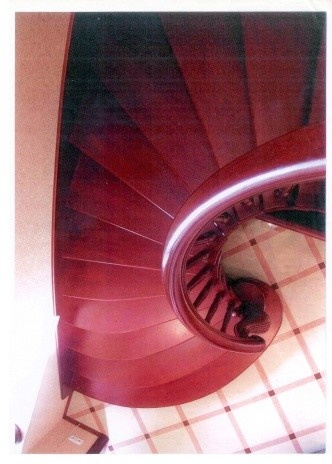 Лестница с элементами художественной резьбы