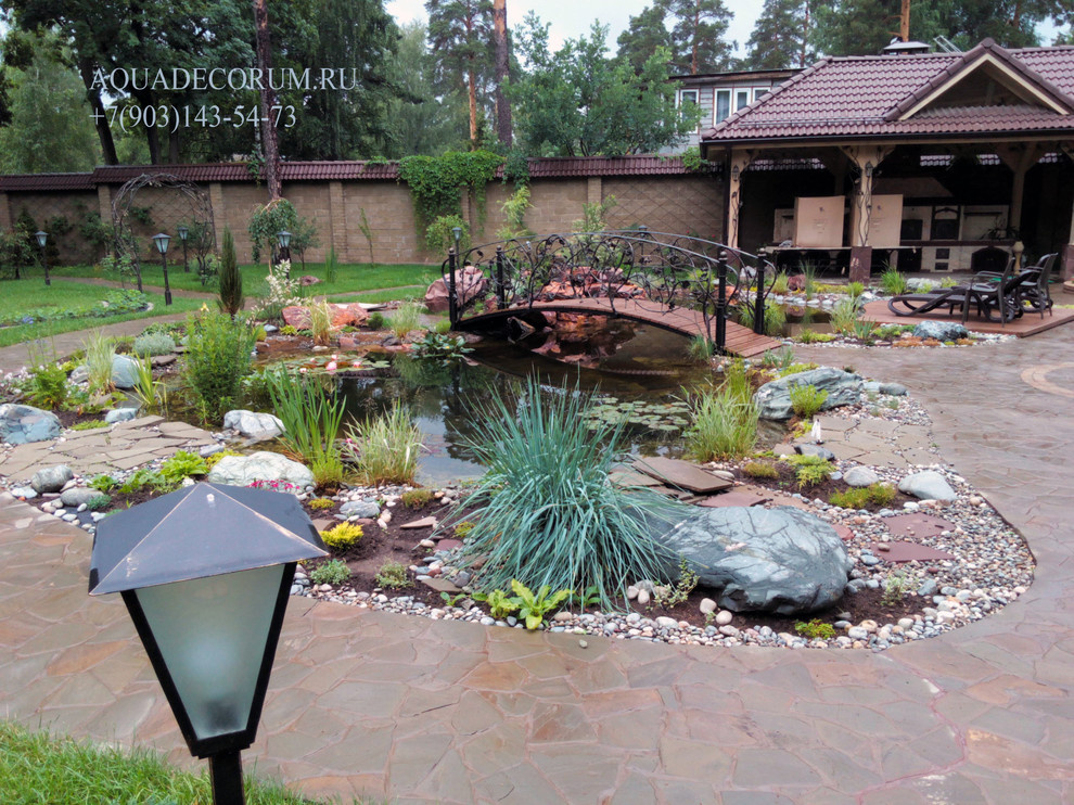 Пруд с мостиком