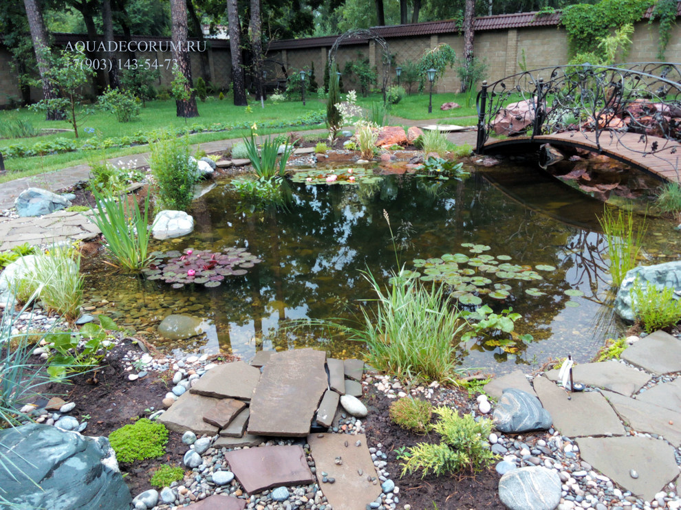 Пруд с мостиком