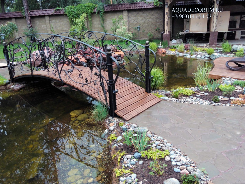 Пруд с мостиком