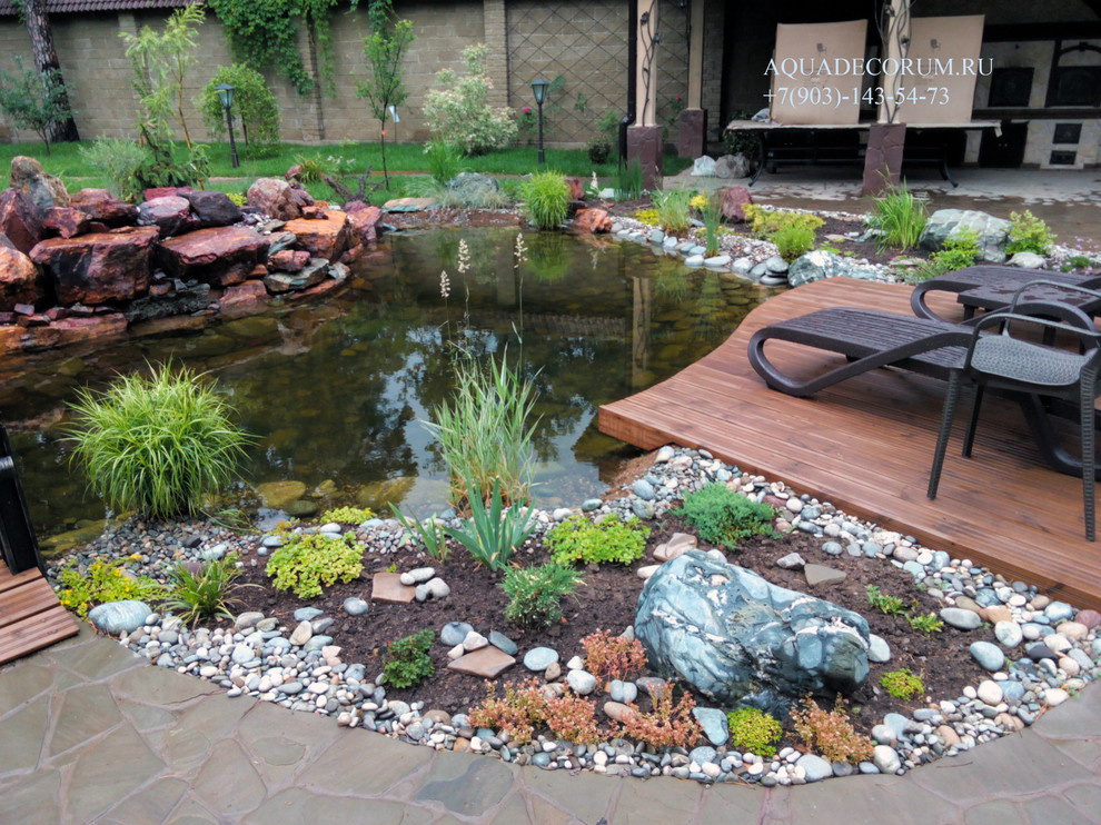 Пруд с мостиком