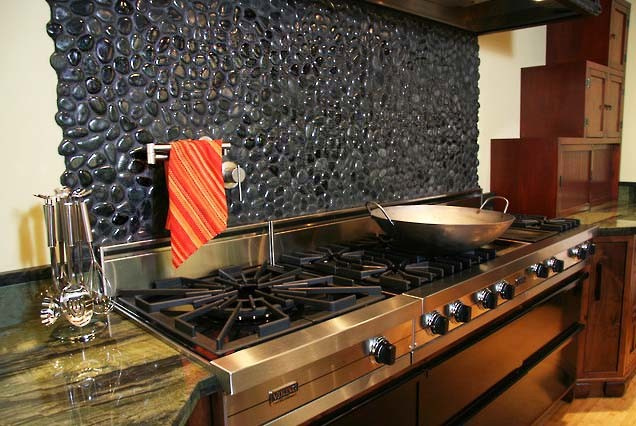 Натуральная Мозаика Галька на Сетке. Использование на кухонном фартуке