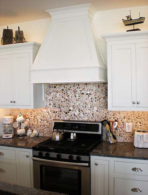 Натуральная Мозаика Галька на Сетке. Использование на кухонном фартуке