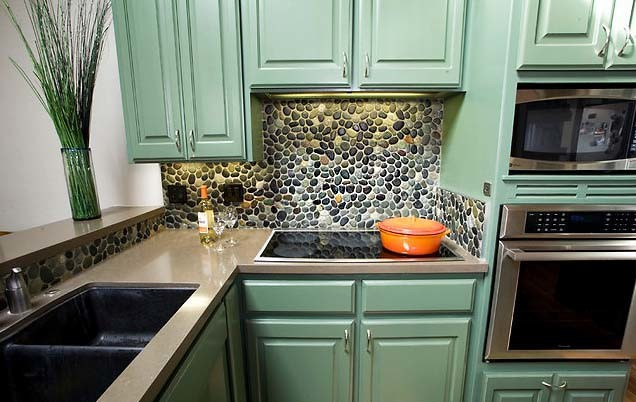 Натуральная Мозаика Галька на Сетке. Использование на кухонном фартуке