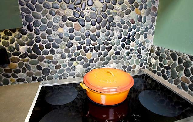 Натуральная Мозаика Галька на Сетке. Использование на кухонном фартуке