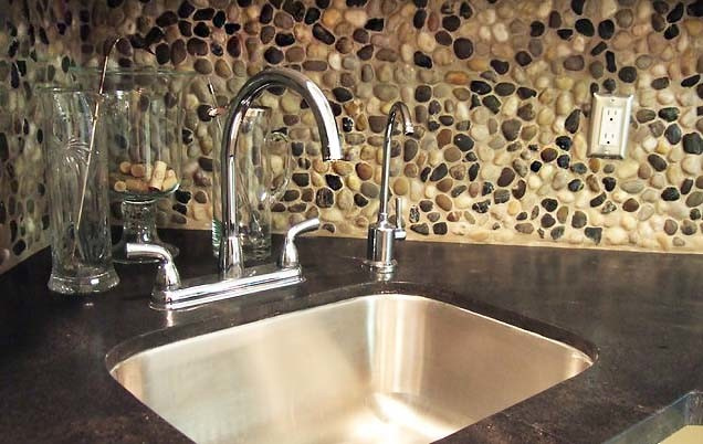 Натуральная Мозаика Галька на Сетке. Использование на кухонном фартуке