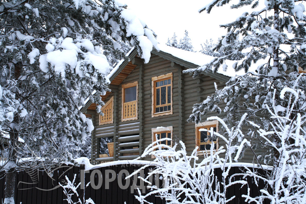 Фасад загородного рубленного дома