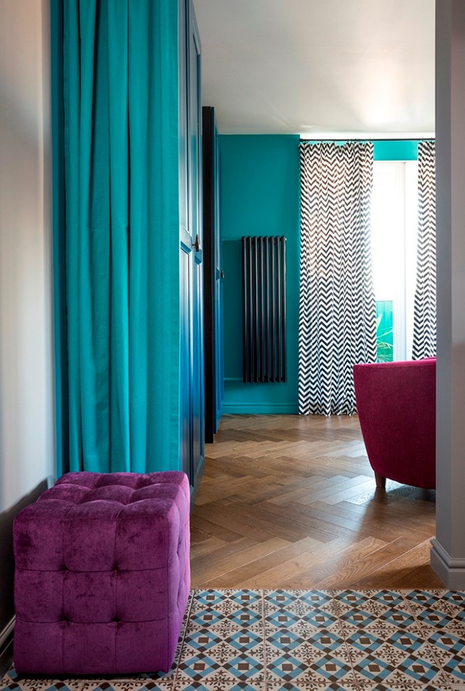 Бирюзовые шторы в проеме двери