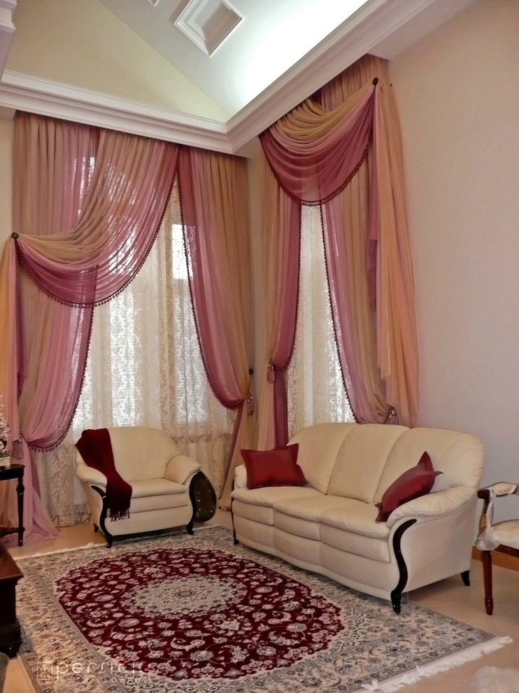 Яркий красный ковер в гостиной