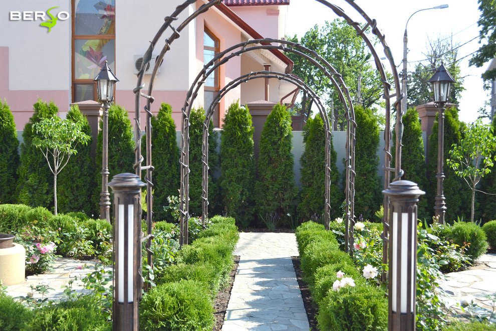 Розарий в частном саду