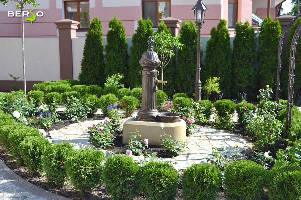 Розарий в частном саду