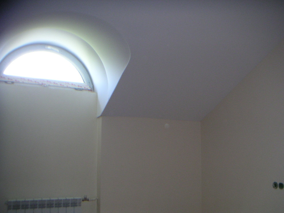 Натяжной потолок и откос окна полотно Clipso в гостинице г. Торжок