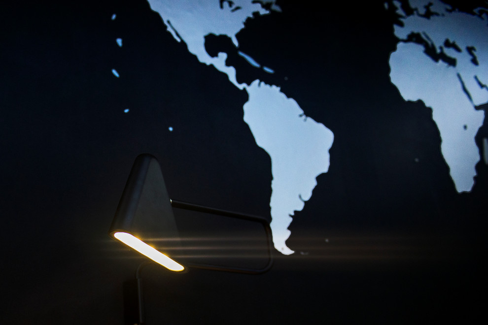 Спальня с бетонным потолком