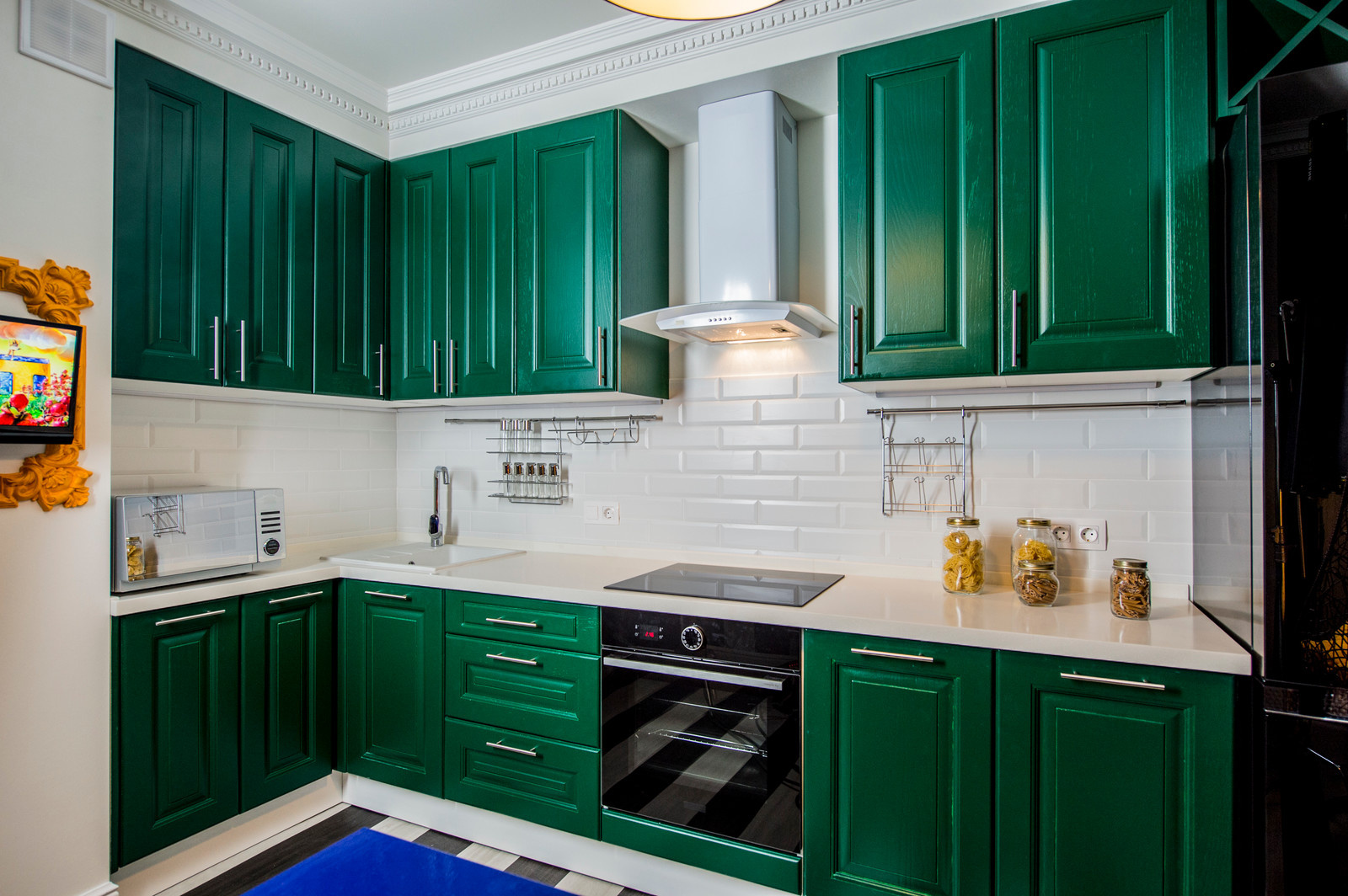 Обложка проекта: 12-метровая кухня в эпатажном стиле