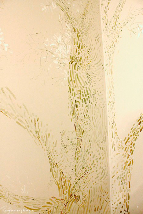 Гостиная с цветущим деревом | Living room with a blooming tree on the walls