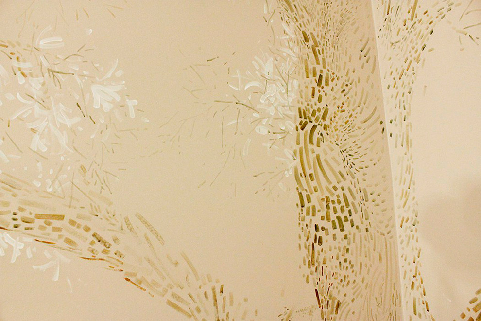 Гостиная с цветущим деревом | Living room with a blooming tree on the walls