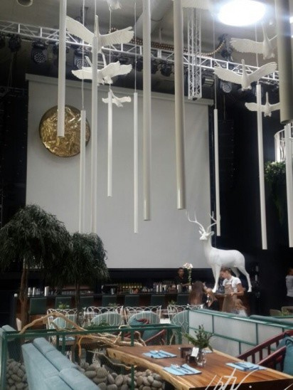 Олень, солнце и лебеди