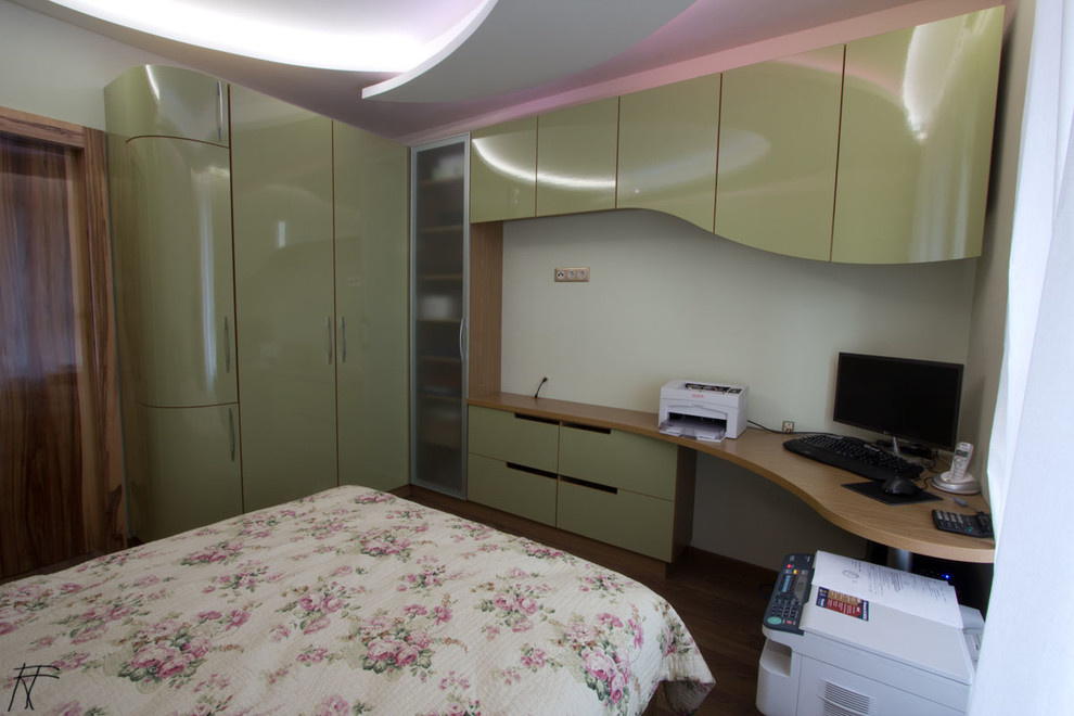 Спальня-кабинет в современной квартире