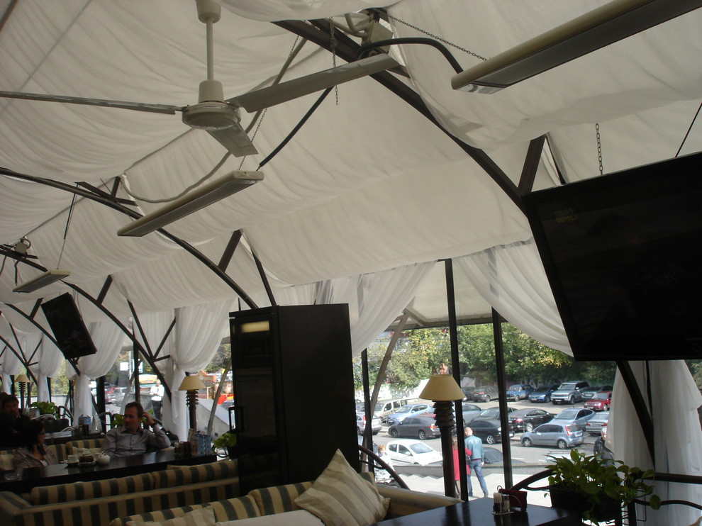 Текстильный потолок и шторы в кафе "Карамель"