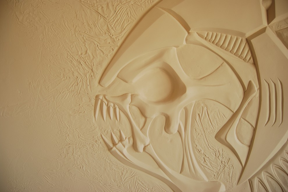Fish skeleton в светлой гостиной
