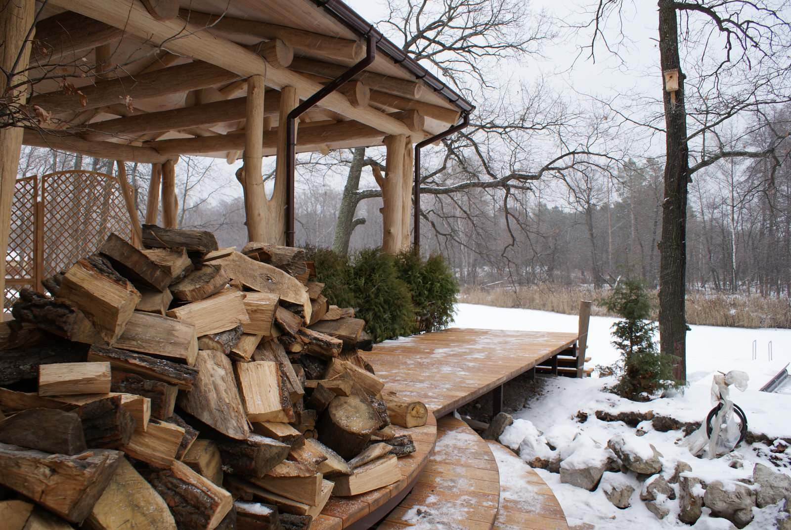 Хороший дом с бревнами