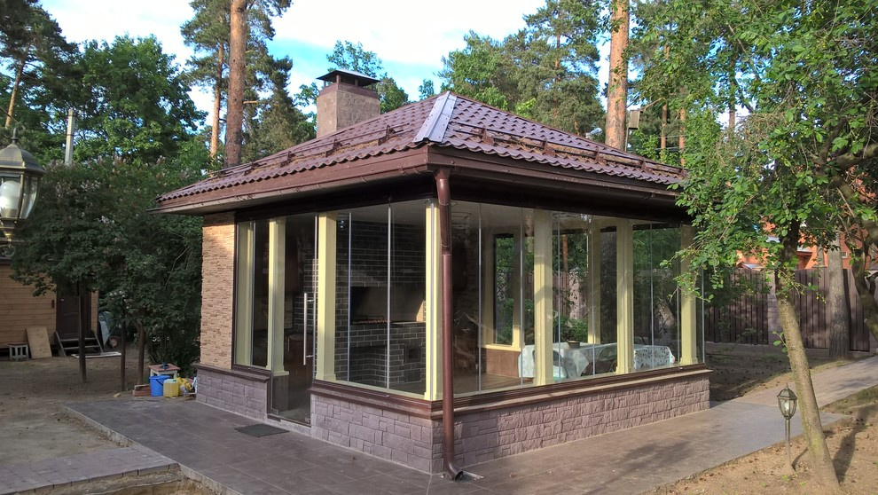 Беседка с безрамным остеклением