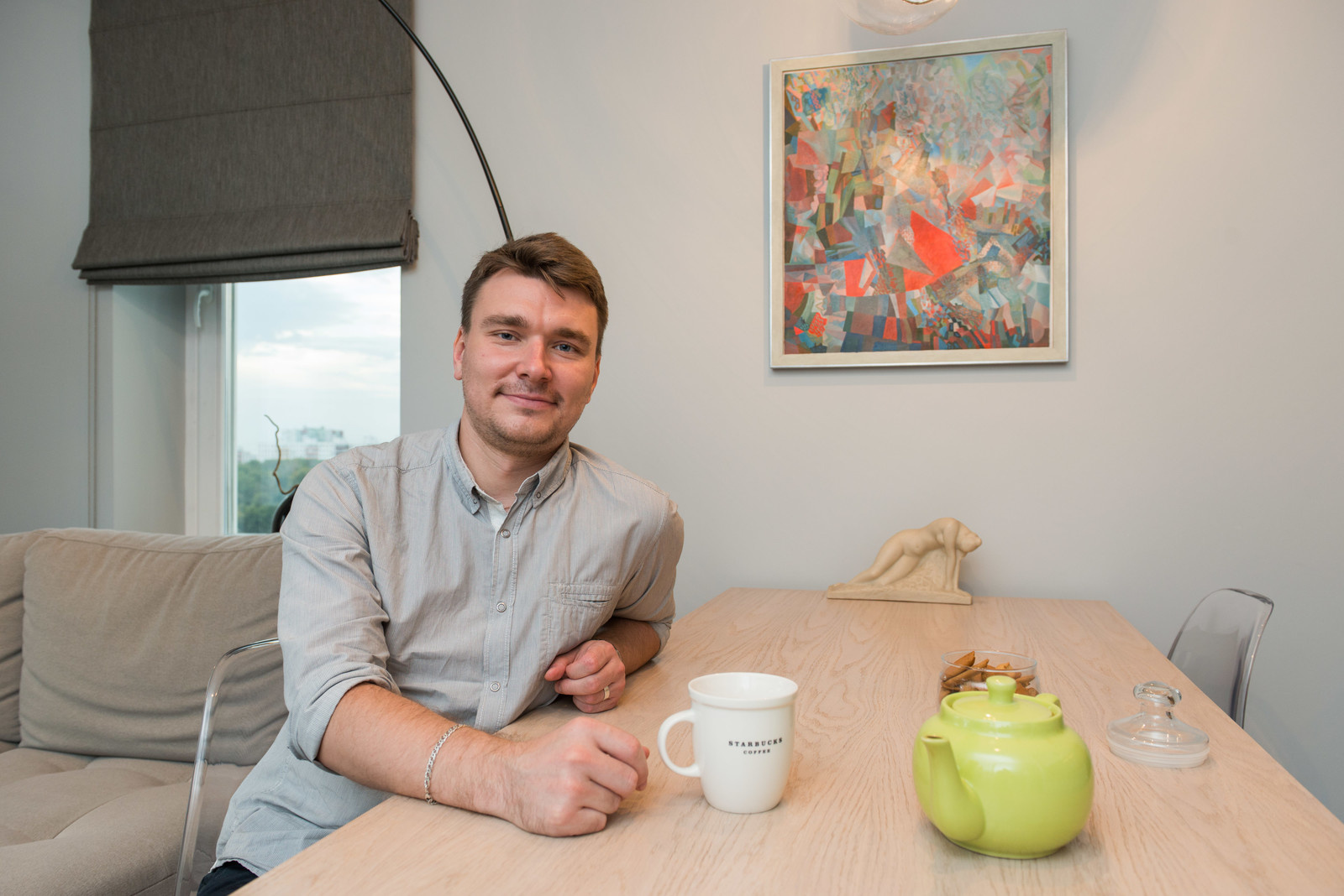 В гостях: Квартира в нейтральных тонах, отделанная деревом и туфом