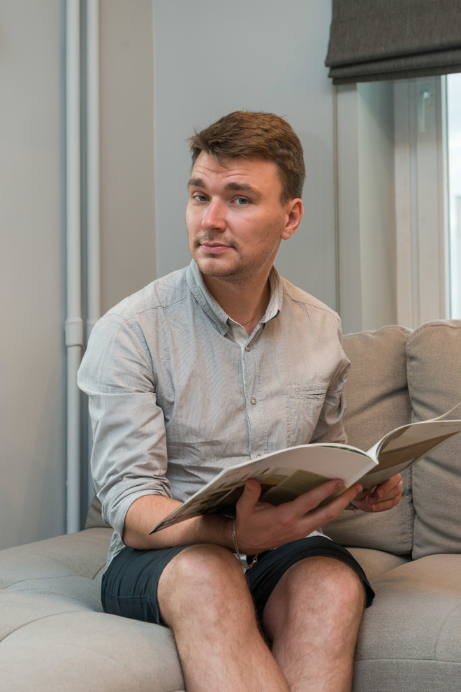 В гостях: Квартира в нейтральных тонах, отделанная деревом и туфом