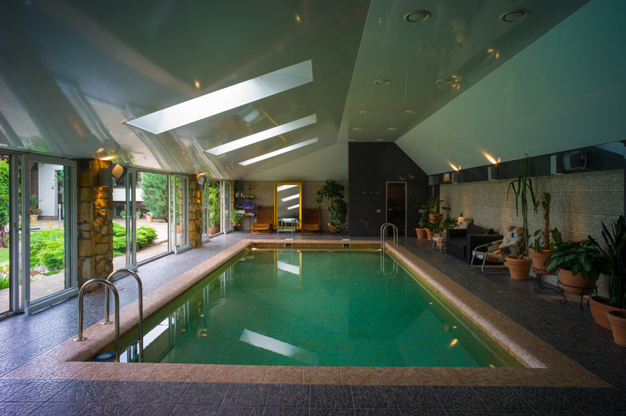 Дом с водопадом