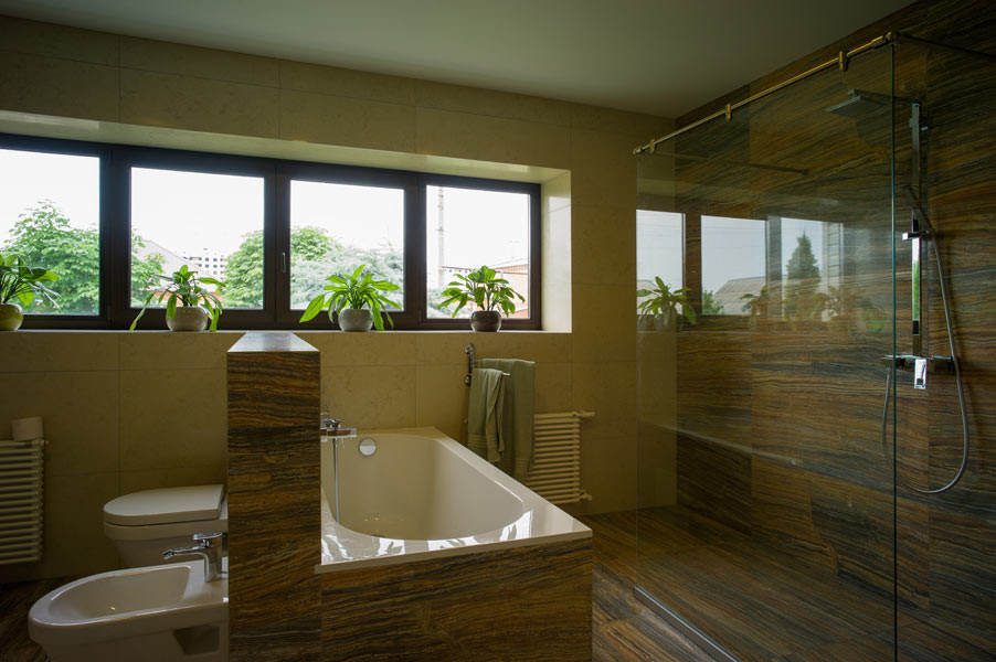 Дом с водопадом