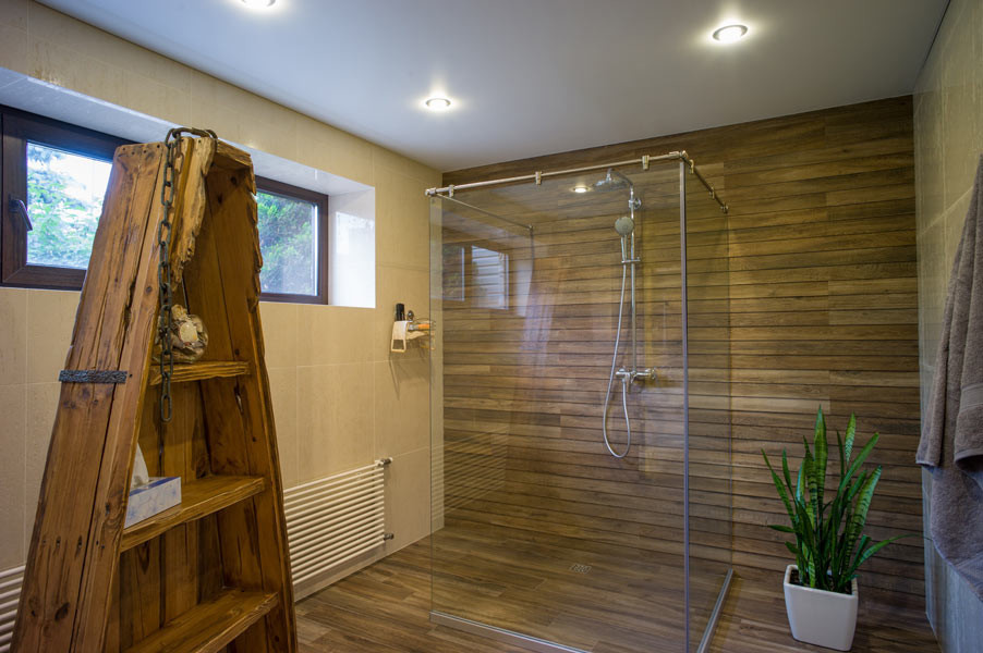 Дом с водопадом