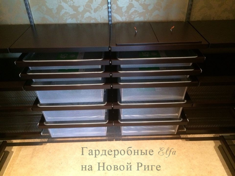 Отдельная гардеробная Elfa в темном декоре