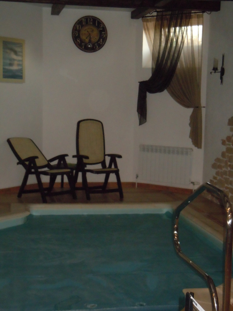 Бассейн в загородном доме