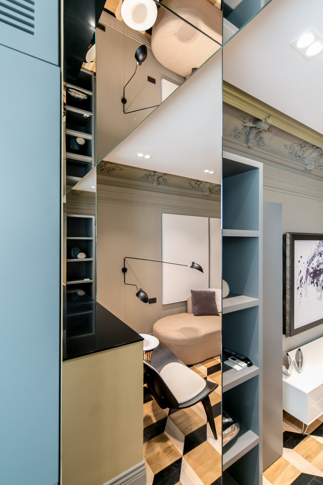 Гостиная с холстами