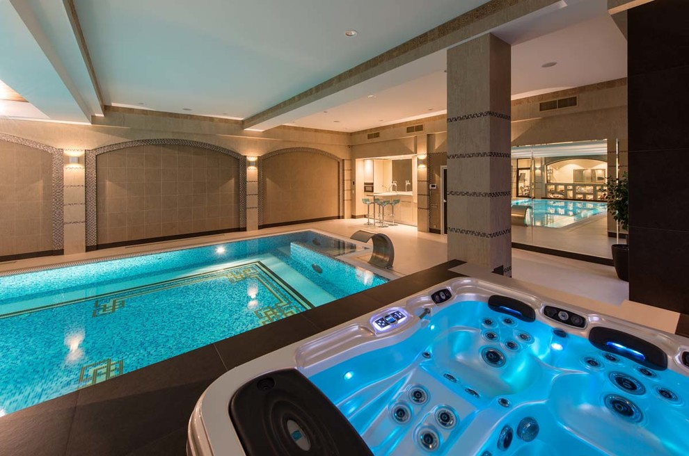 Частный бассейн в загородном доме