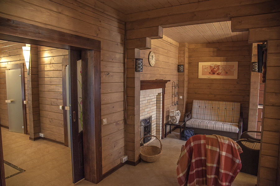 Бассейн в деревянном доме