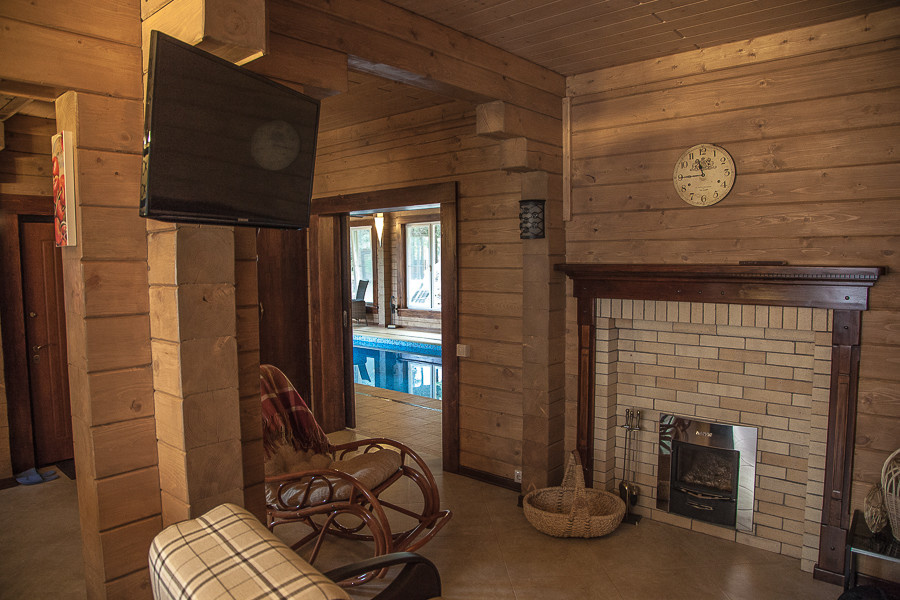 Бассейн в деревянном доме