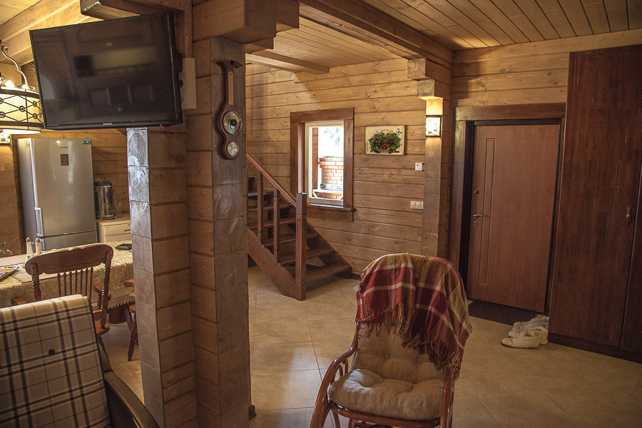 Бассейн в деревянном доме