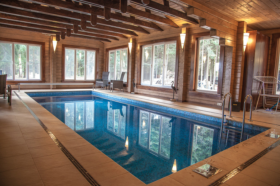 Бассейн в деревянном доме