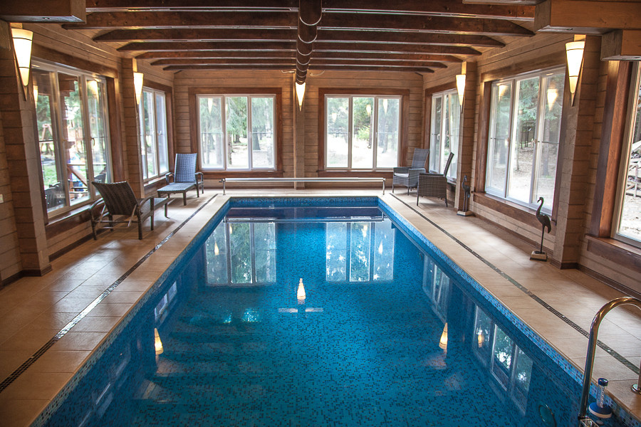 Бассейн в деревянном доме