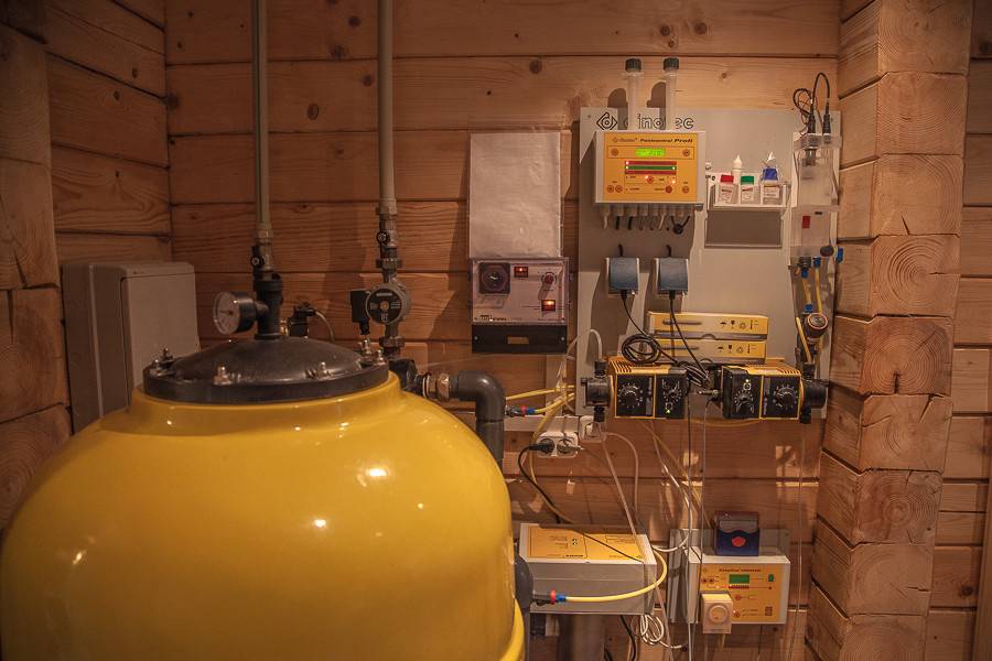 Бассейн в деревянном доме