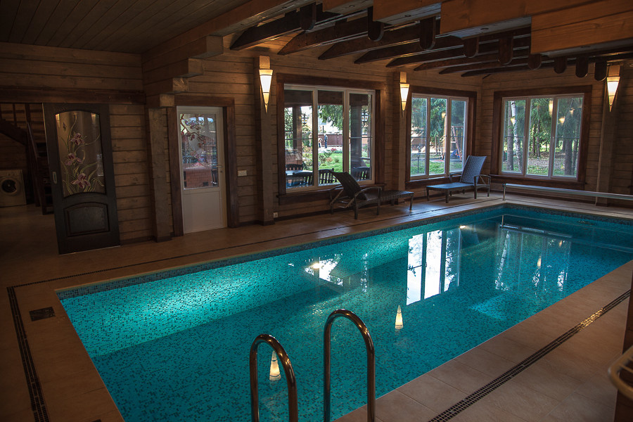 Бассейн в деревянном доме