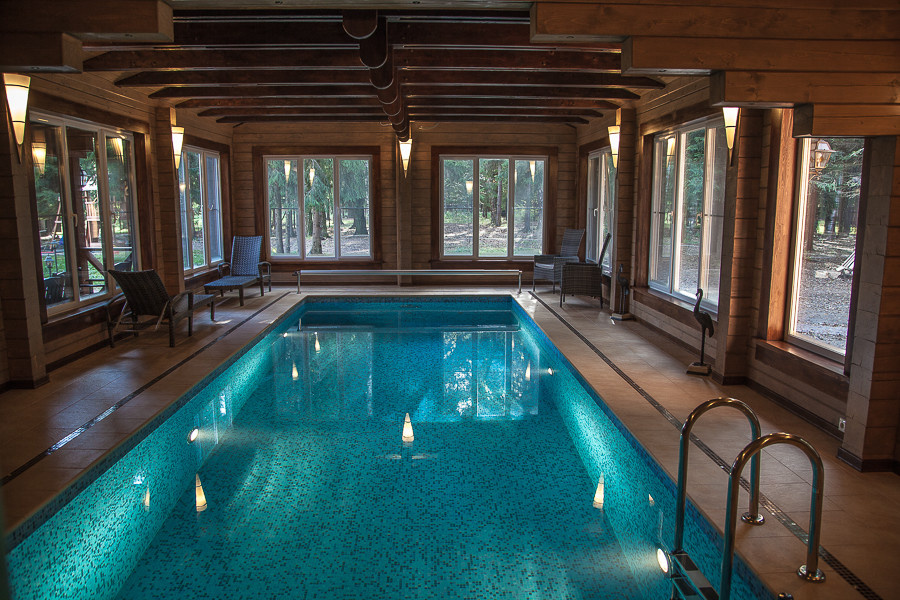 Бассейн в деревянном доме