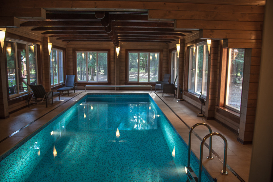 Бассейн в деревянном доме