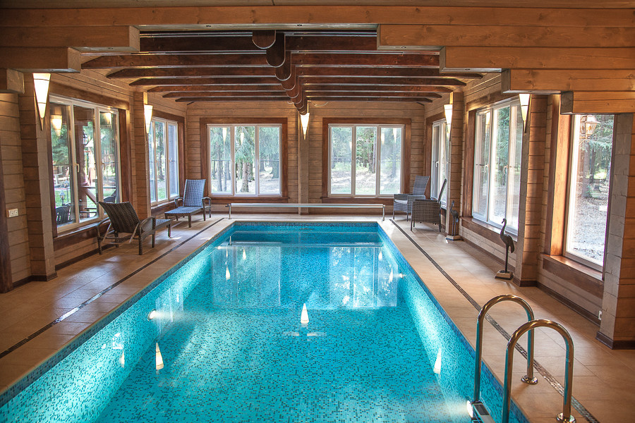 Бассейн в деревянном доме