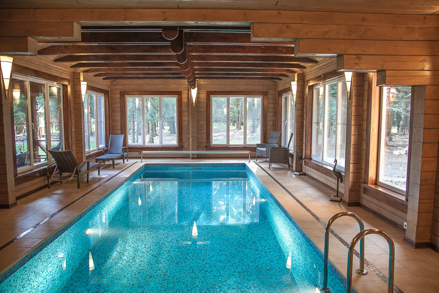 Бассейн в деревянном доме