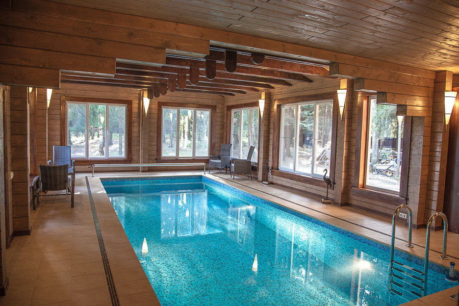 Бассейн в деревянном доме