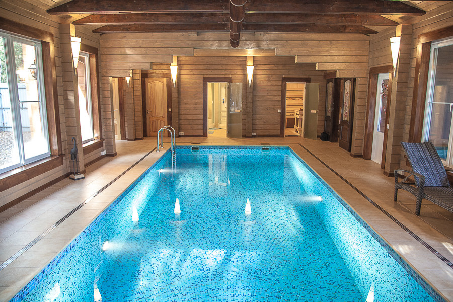 Бассейн в деревянном доме
