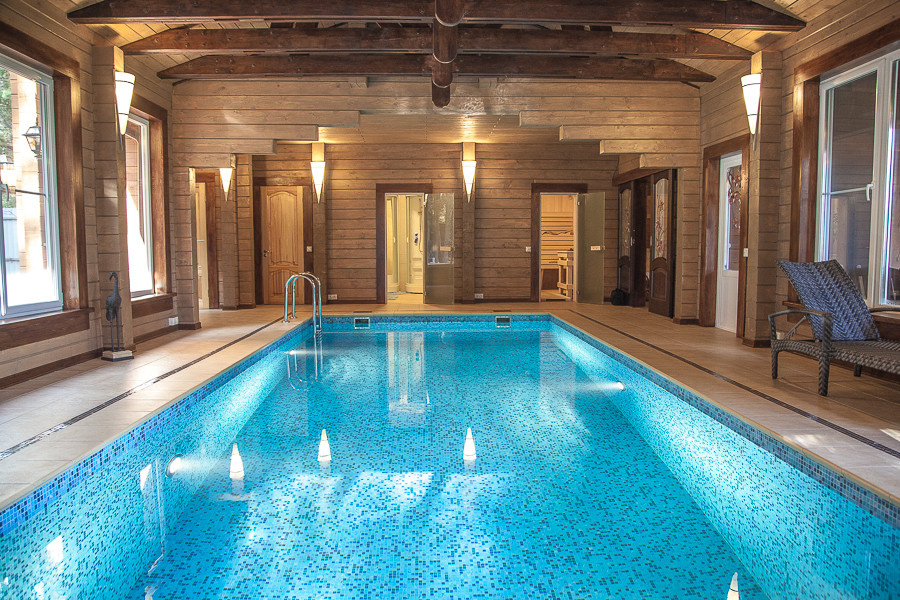Бассейн в деревянном доме